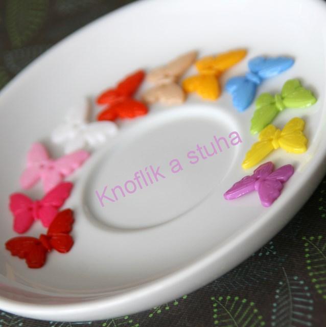 Plastový knoflík ~ 21 mm ~ 2 ks ~ motýlek ~ mix barev