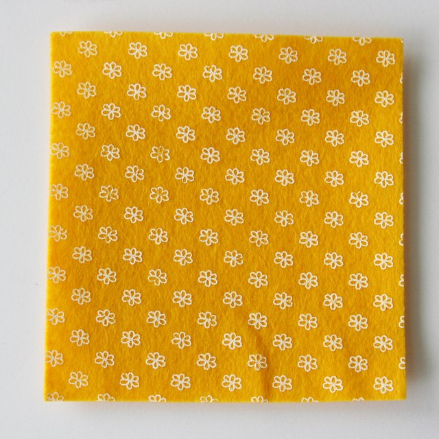Filc ~ 1 mm ~ 15x15 cm ~ kytičky na žluté