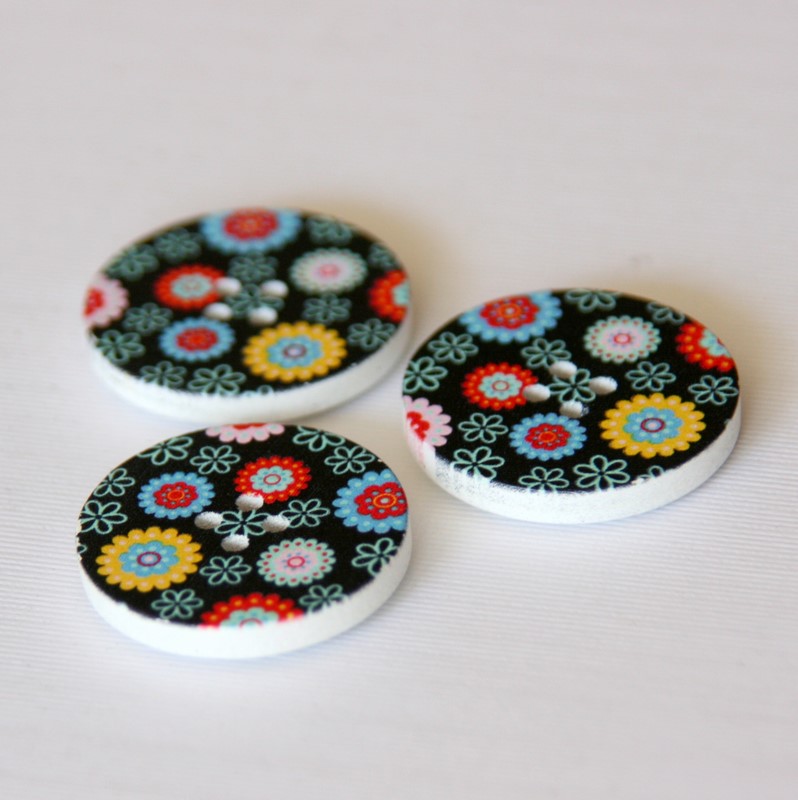 Dřevěný knoflík ~ 30 mm ~ kytičky na černé