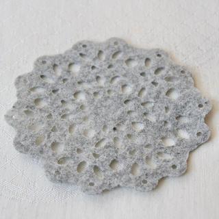 Filcový výsek ~ krajkové kolečko ~ 11,5 cm ~ šedý mramor