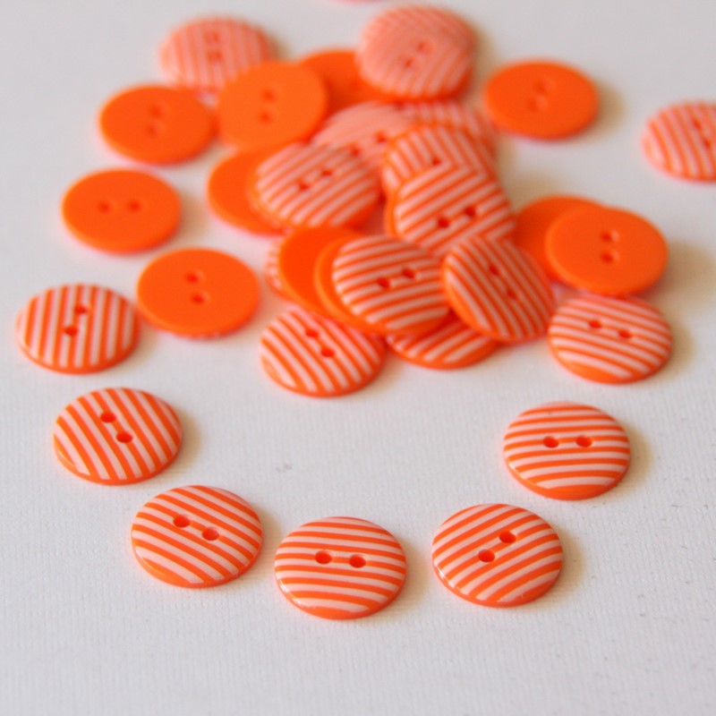 Plastový knoflík ~ 15 mm ~ 2 ks ~ proužek ~ oranžový