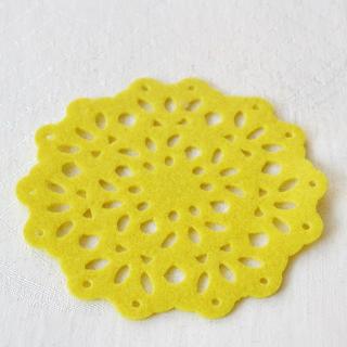 Filcový výsek ~ krajkové kolečko ~ 11,5 cm ~ žluté